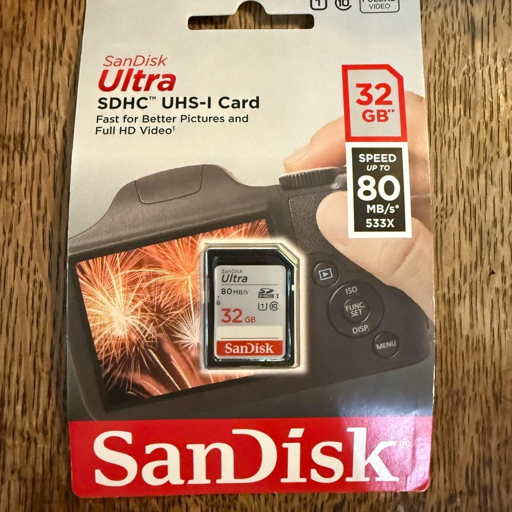 SanDisk Ultra 32GB Memory Card - Red and White